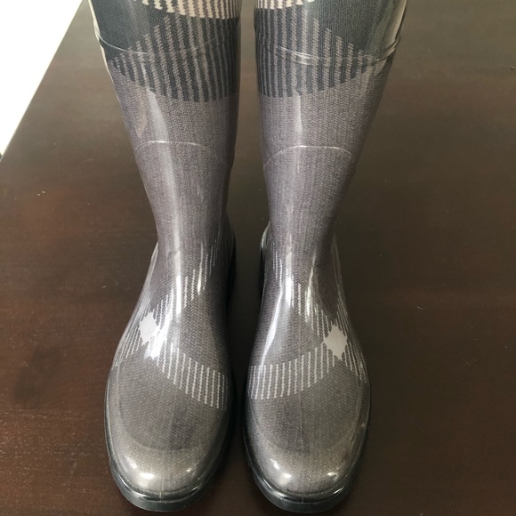 Burberry rain boots - Picture 2 of 3